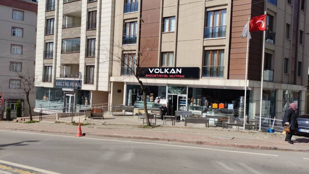 Minibüsünü dükkanın önüne park etti, döndüğünde hayatının şokunu yaşadı! Korkutan anlar kamerada 1